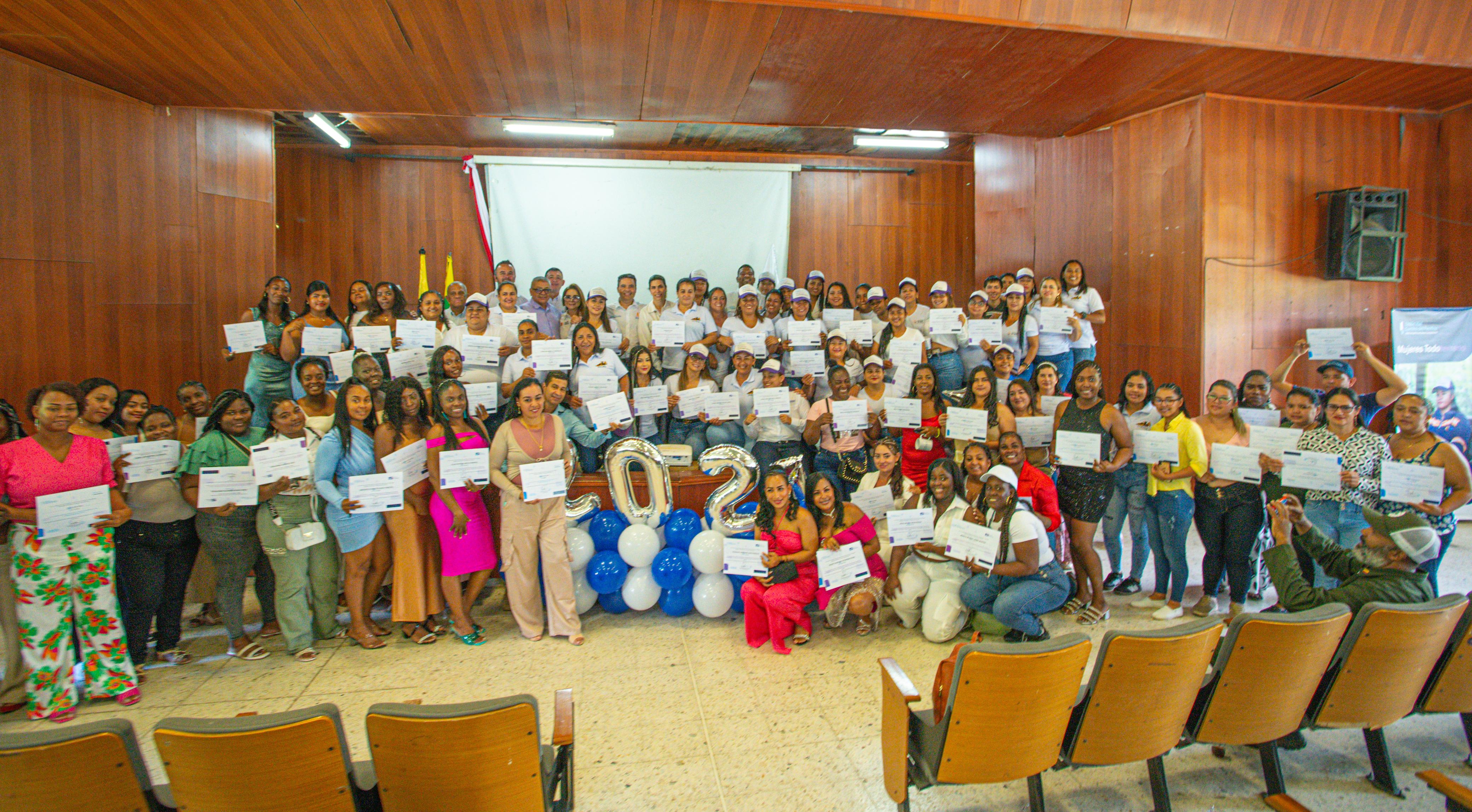 Más de 250 mujeres se capacitaron para la construcción y mantenimiento del corredor Buenaventura–Loboguerrero–Buga Más de 250 mujeres se capacitaron para la construcción y mantenimiento del corredor Buenaventura–Loboguerrero–Buga