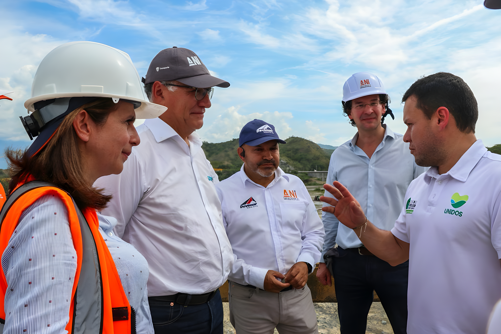 ANI recorrió con autoridades locales y departamentales la zona del río Tonusco, en Santa Fe de Antioquia: se determinaron medidas para restablecer la movilidad ANI recorrió con autoridades locales y departamentales la zona del río Tonusco, en Santa Fe de Antioquia: se determinaron medidas para restablecer la movilidad