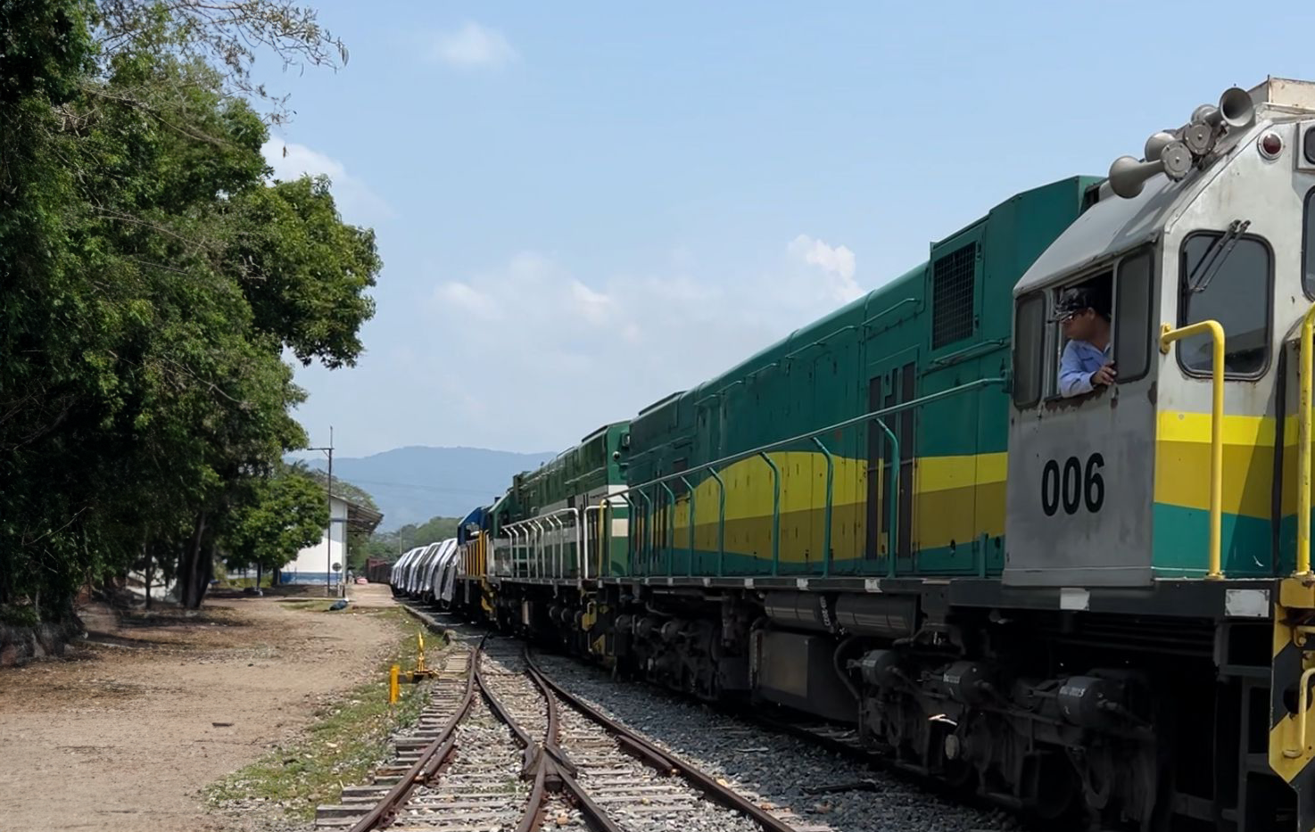Desde el centro del país y hasta los puertos del Caribe, el café de Colombia vuelve a transportarse en tren Desde el centro del país y hasta los puertos del Caribe, el café de Colombia vuelve a transportarse en tren