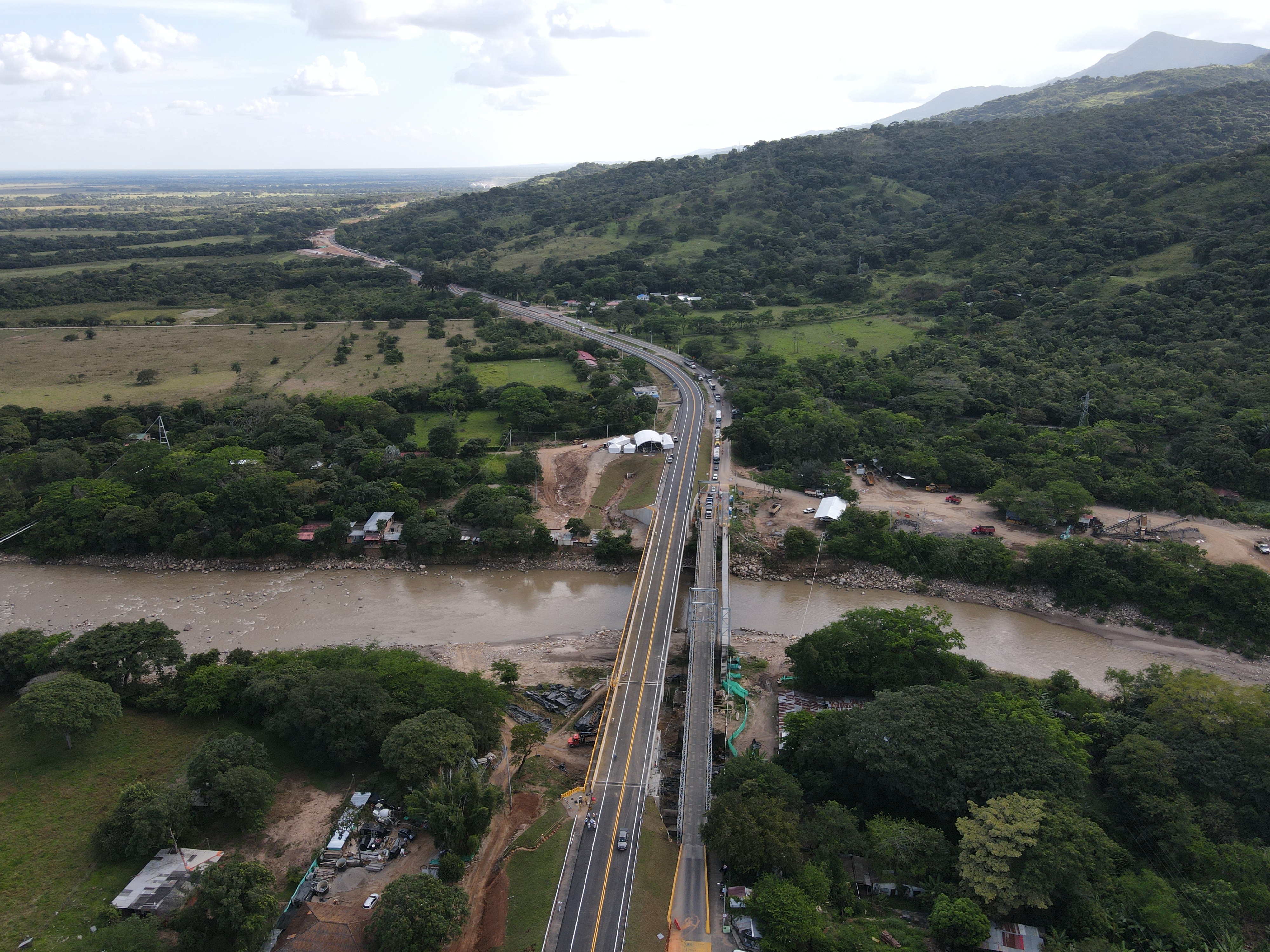 Gobierno Nacional inaugura el Puente Chárte, una obra que potencia el comercio con los Llanos Orientales Gobierno Nacional inaugura el Puente Chárte, una obra que potencia el comercio con los Llanos Orientales