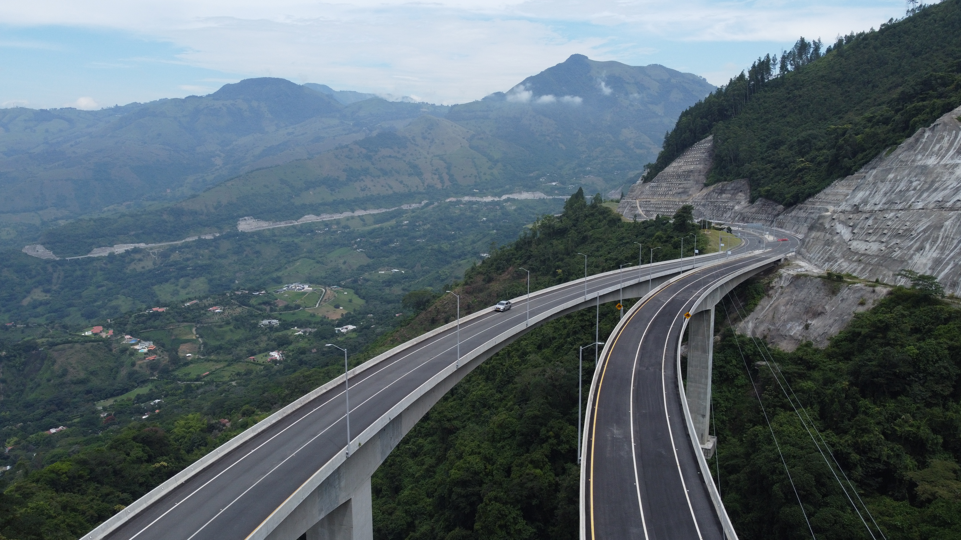 Gobierno pone en servicio 13,20 km de la UF2 del proyecto Autopista Conexión Pacífico 1 Gobierno pone en servicio 13,20 km de la UF2 del proyecto Autopista Conexión Pacífico 1