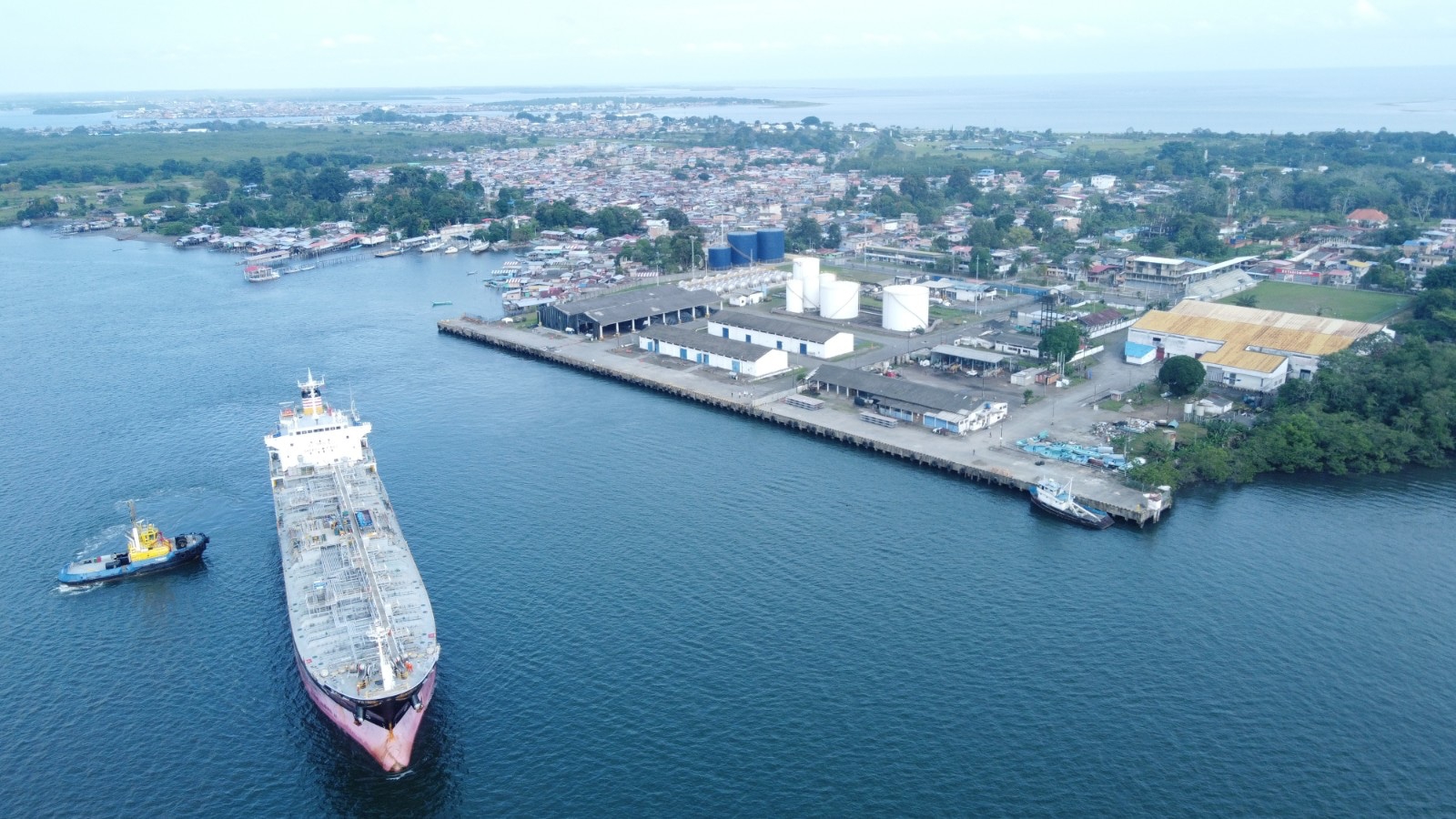El Puerto de Tumaco, concesionado por la Agencia Nacional de Infraestructura, se convierte en la única opción de abastecimiento con el sur del país tras la emergencia en la vía Panamericana El Puerto de Tumaco, concesionado por la Agencia Nacional de Infraestructura, se convierte en la única opción de abastecimiento con el sur del país tras la emergencia en la vía Panamericana