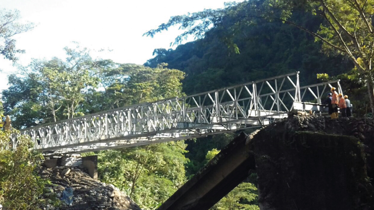 Recta final en construcción del puente metálico provisional en el corredor vial Sisga - El Secreto Recta final en construcción del puente metálico provisional en el corredor vial Sisga - El Secreto