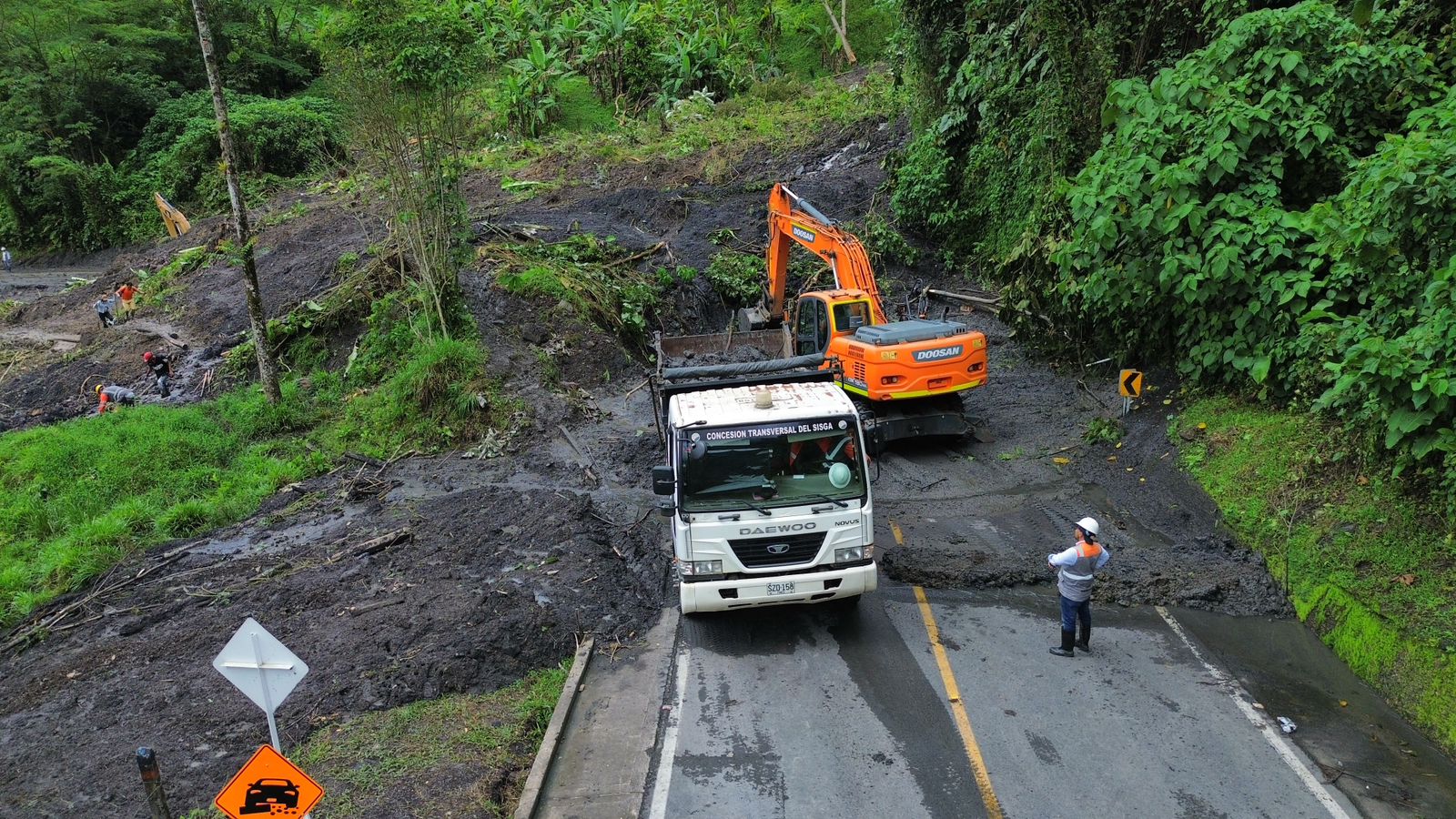 Continúa el cierre total de la Transversal del Sisga, se han removido aproximadamente 1.000 m³ de material producto del movimiento en masa Continúa el cierre total de la Transversal del Sisga, se han removido aproximadamente 1.000 m³ de material producto del movimiento en masa