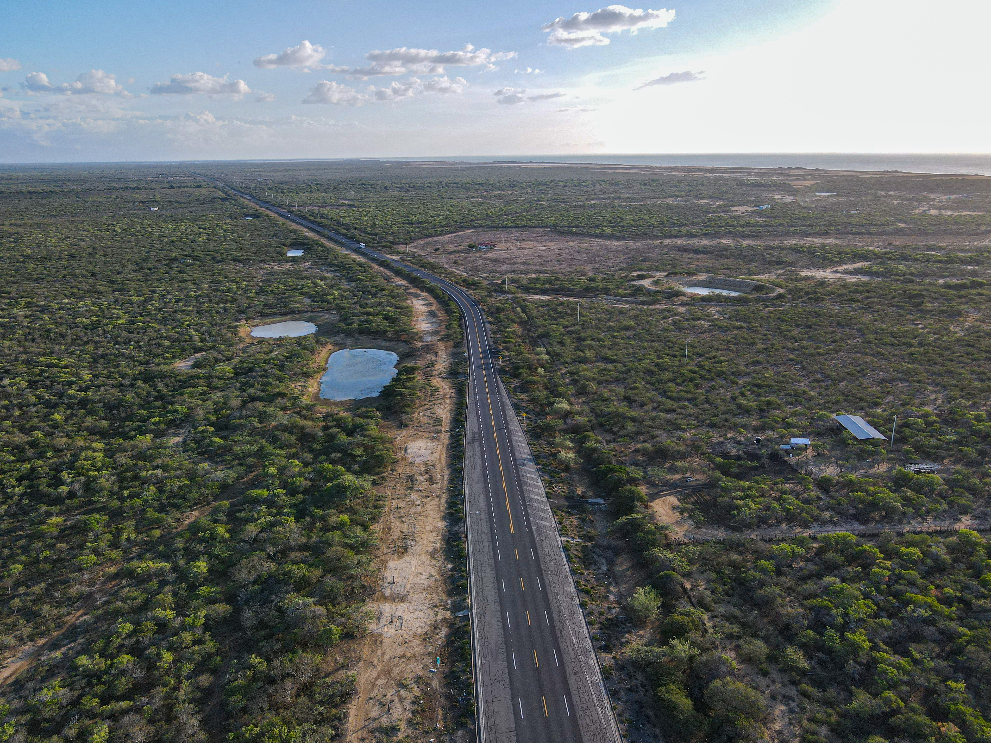 El Gobierno Nacional finalizó el mantenimiento de 285 km del corredor Santa Marta – Riohacha – Paraguachón, clave para la conectividad de la Costa Caribe El Gobierno Nacional finalizó el mantenimiento de 285 km del corredor Santa Marta – Riohacha – Paraguachón, clave para la conectividad de la Costa Caribe