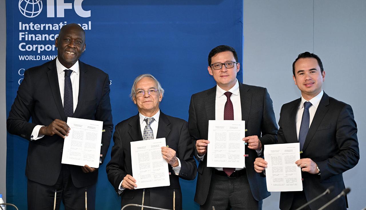 Colombia suscribe acuerdo de cooperación con Corporación Financiera Internacional (IFC) del Grupo Banco Mundial en el marco de sus “Spring Meetings” Colombia suscribe acuerdo de cooperación con Corporación Financiera Internacional (IFC) del Grupo Banco Mundial en el marco de sus “Spring Meetings”
