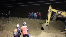 En la noche continuaron labores de remoción y búsqueda en autopista Medellín - Bogotá tras derrumbe En la noche continuaron labores de remoción y búsqueda en autopista Medellín - Bogotá tras derrumbe