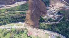 Tras derrumbe despejan una calzada en el Kilómetro 13 de la autopista Medellín - Bogotá Tras derrumbe despejan una calzada en el Kilómetro 13 de la autopista Medellín - Bogotá