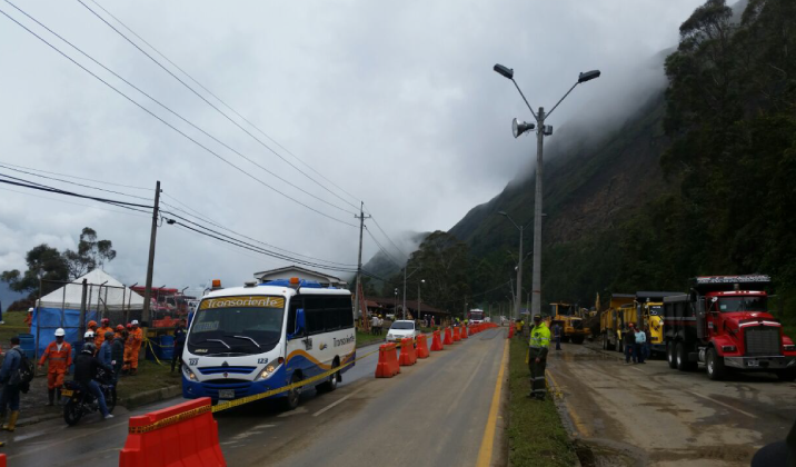 Se restablece el tránsito, en ambos sentidos, en autopista Medellín- Bogotá tras derrumbe Se restablece el tránsito, en ambos sentidos, en autopista Medellín- Bogotá tras derrumbe