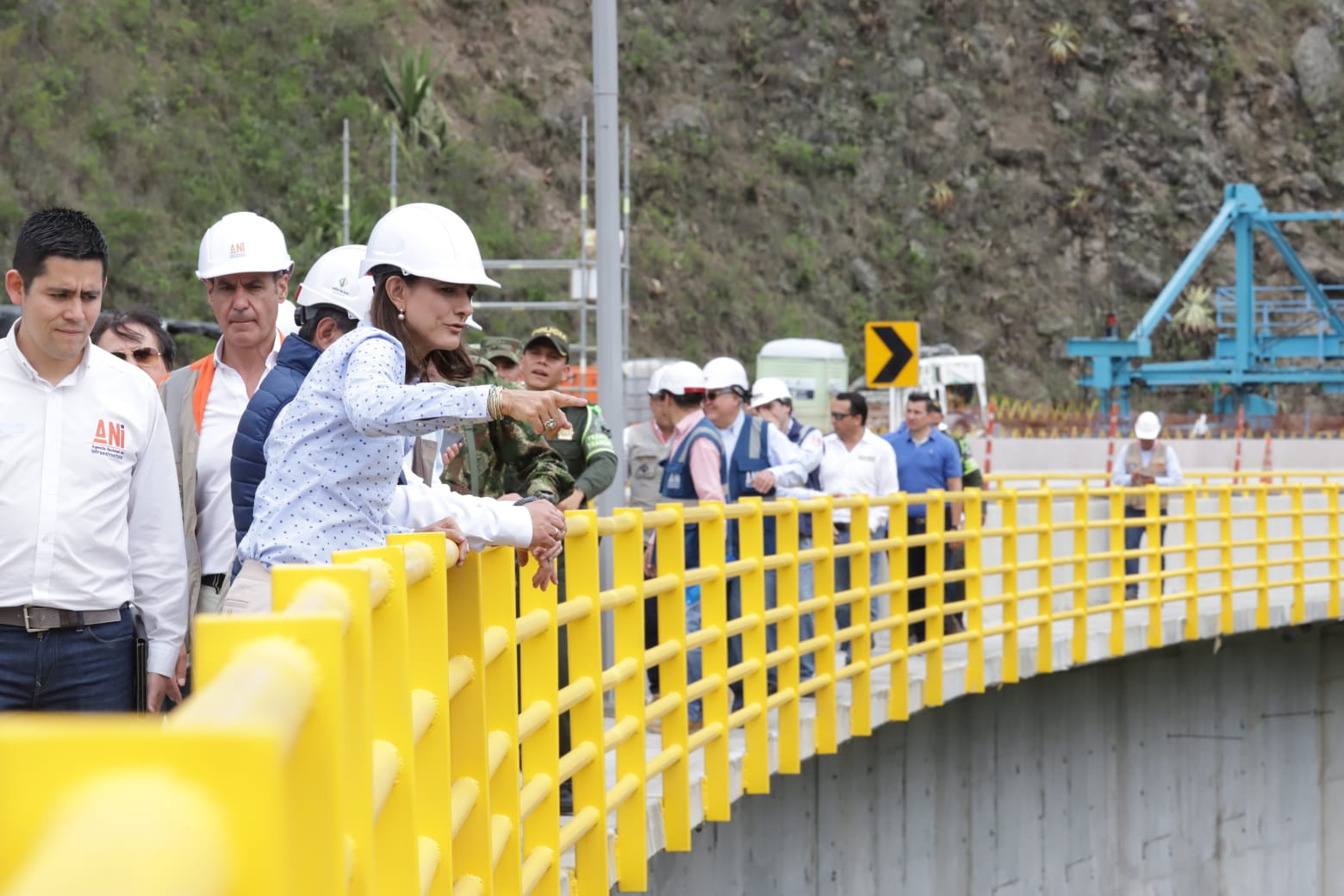 Ministra de Transporte recorre obras de la calzada derecha del nuevo puente Guáitara Ministra de Transporte recorre obras de la calzada derecha del nuevo puente Guáitara