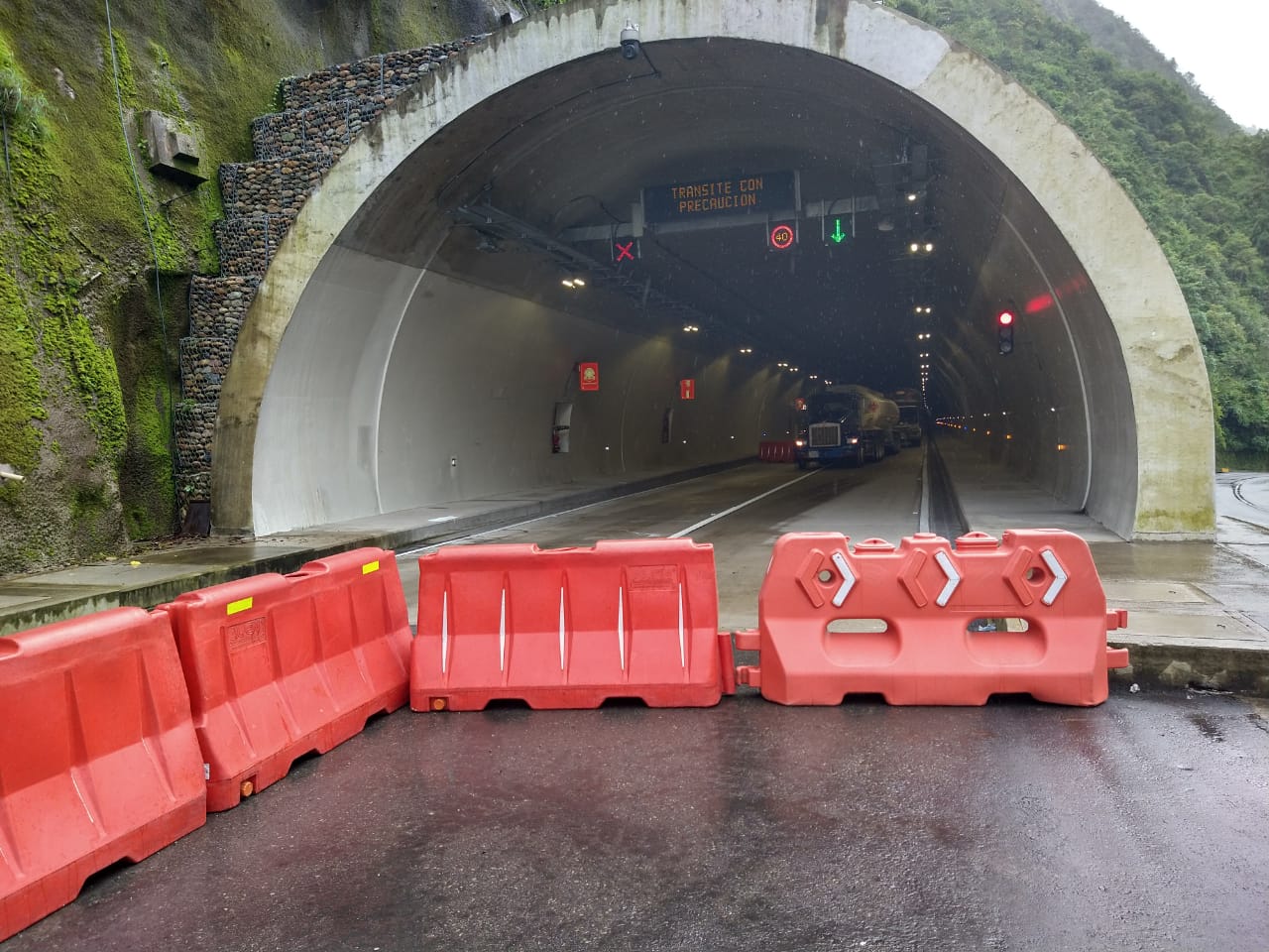 GRACIAS A LA ENTREGA DEL TÚNEL 1, SE GARANTIZA LA MOVILIDAD DE LA VÍA BOGOTÁ VILLAVICENCIO COMO CONSECUENCIA DE LOS DESLIZAMIENTOS DEL KM 64 GRACIAS A LA ENTREGA DEL TÚNEL 1, SE GARANTIZA LA MOVILIDAD DE LA VÍA BOGOTÁ VILLAVICENCIO COMO CONSECUENCIA DE LOS DESLIZAMIENTOS DEL KM 64