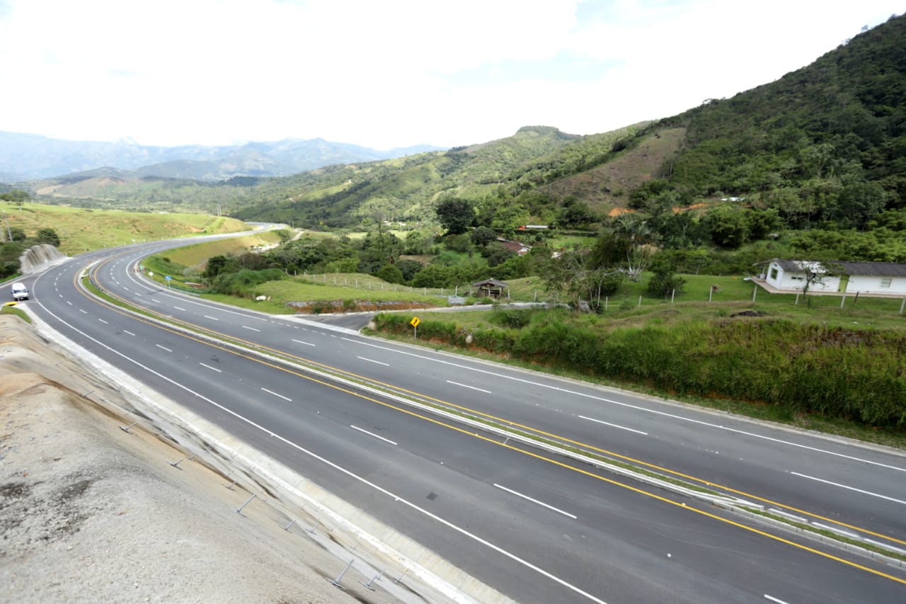 Gobierno Nacional pone en servicio 40,7 km de vía del proyecto Vías del Nus en Antioquia Gobierno Nacional pone en servicio 40,7 km de vía del proyecto Vías del Nus en Antioquia