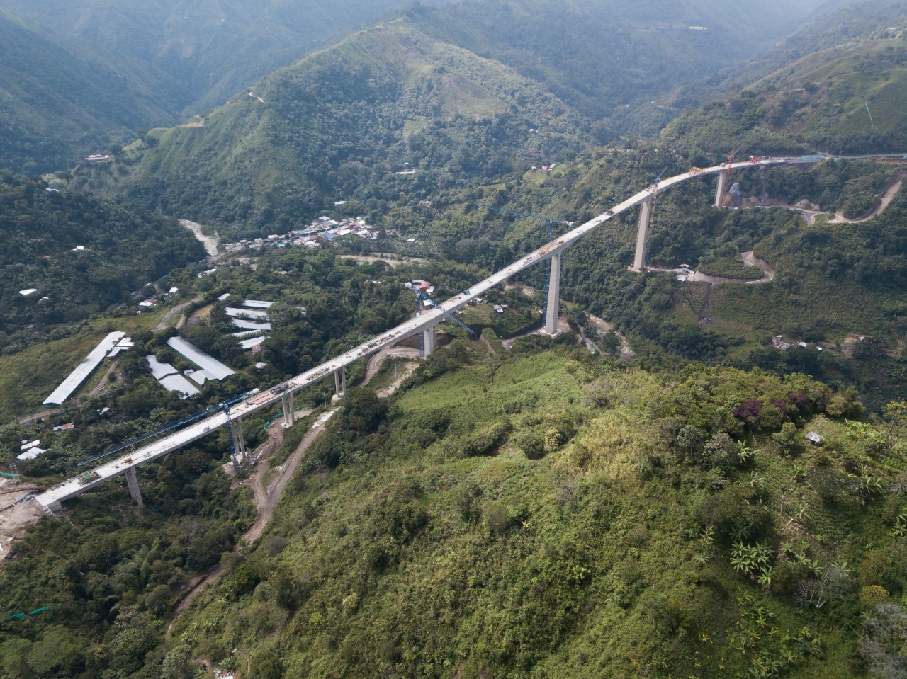 Gobierno nacional avanza con obras de infraestructura en el Tolima con una inversión de $45.000 millones y la generación de 200 empleos Gobierno nacional avanza con obras de infraestructura en el Tolima con una inversión de $45.000 millones y la generación de 200 empleos