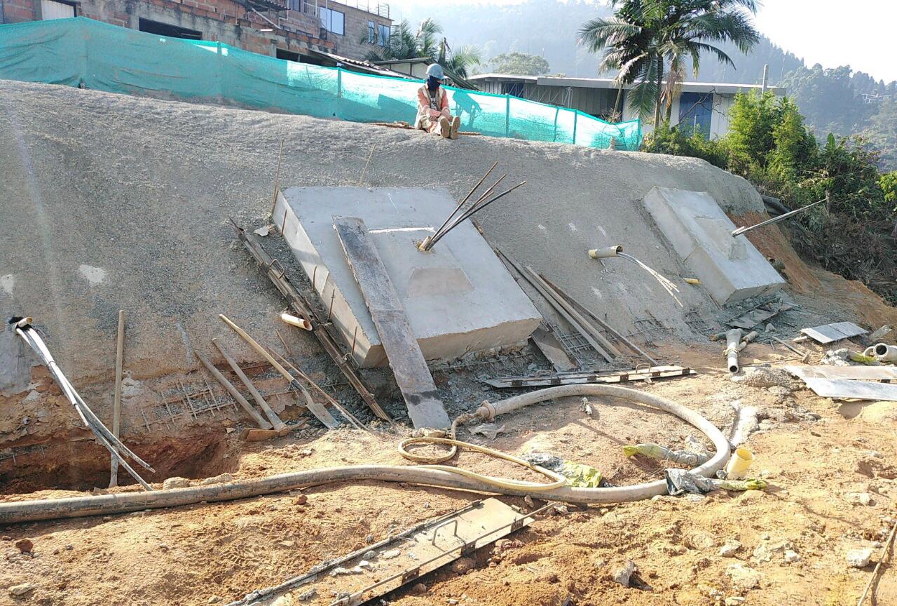 En mayo terminarán las obras de estabilización en talud de la variante de Caldas, en el sector conocido como Cocorolló En mayo terminarán las obras de estabilización en talud de la variante de Caldas, en el sector conocido como Cocorolló