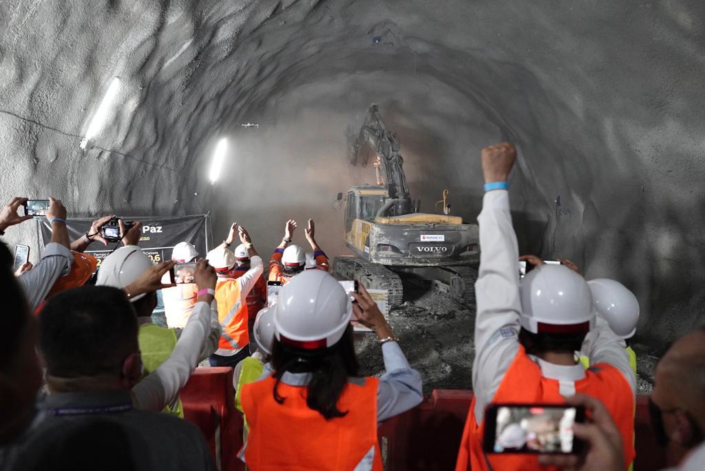 Con una inversión de $300 mil millones, túnel de La Paz logra unión de dos frentes de obra: ¡Beneficiará a siete municipios! Con una inversión de $300 mil millones, túnel de La Paz logra unión de dos frentes de obra: ¡Beneficiará a siete municipios!