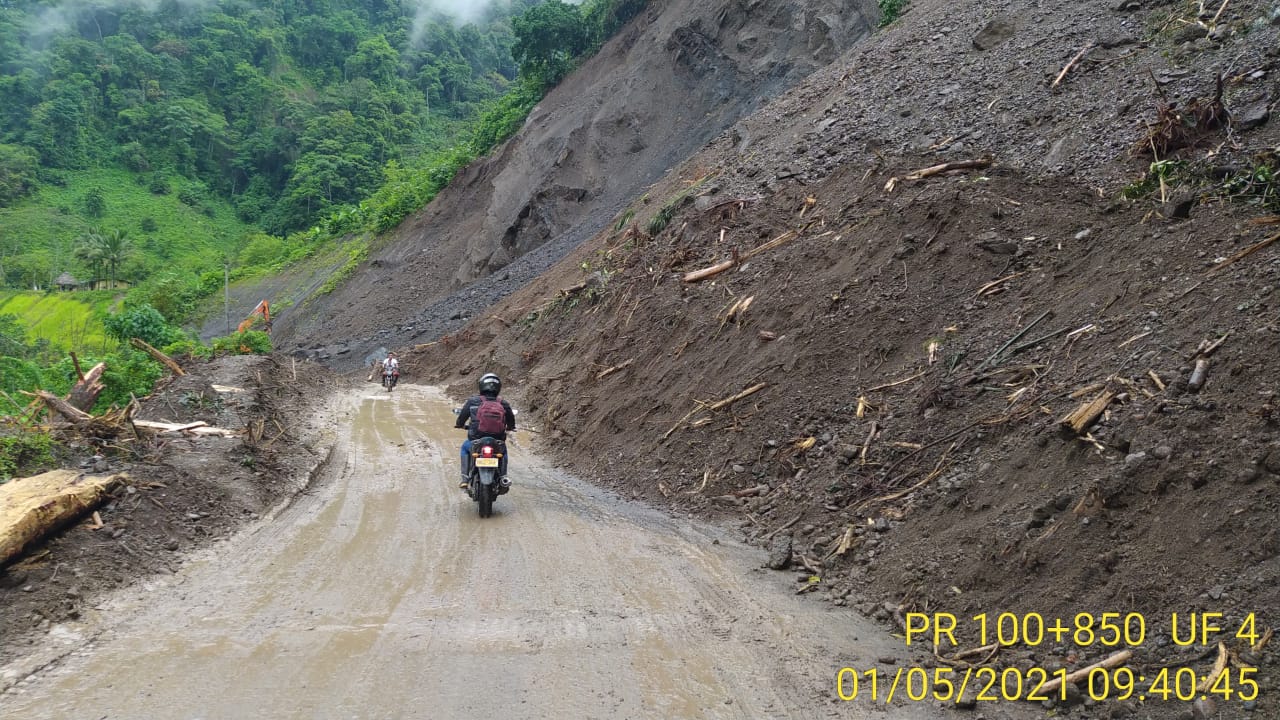 A un solo carril y con alternancia se restablece el tránsito en la vía Dabeiba-Mutatá, en Antioquia A un solo carril y con alternancia se restablece el tránsito en la vía Dabeiba-Mutatá, en Antioquia
