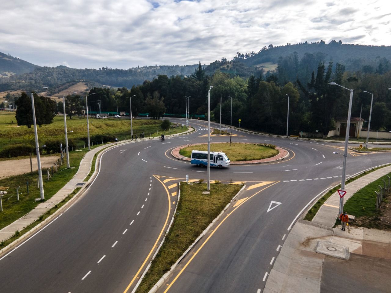 La ANI construirá un sistema de alcantarillado en el paso urbano de la vía La Calera para apoyar a las comunidades afectadas por la temporada invernal La ANI construirá un sistema de alcantarillado en el paso urbano de la vía La Calera para apoyar a las comunidades afectadas por la temporada invernal