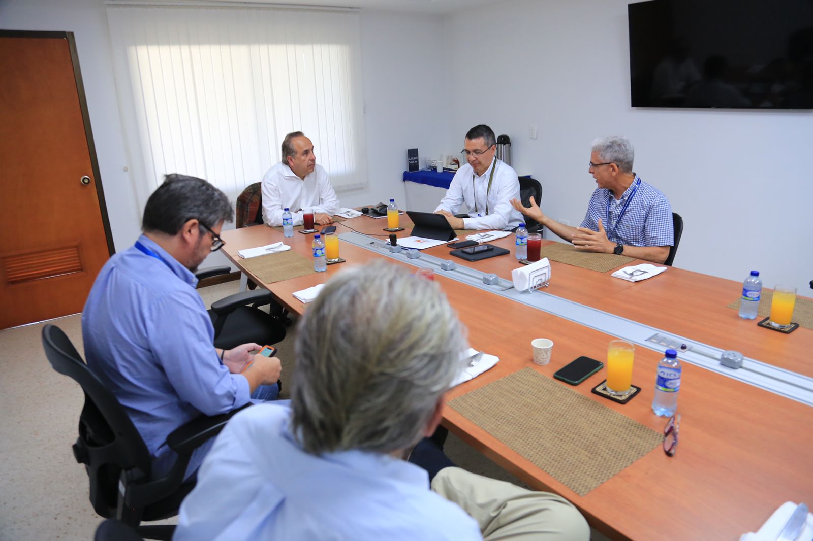 Ministro de Transporte avanza en mesas de trabajo con equipo del aeropuerto de Cartagena Rafael Núñez para garantizar una operación eficiente Ministro de Transporte avanza en mesas de trabajo con equipo del aeropuerto de Cartagena Rafael Núñez para garantizar una operación eficiente