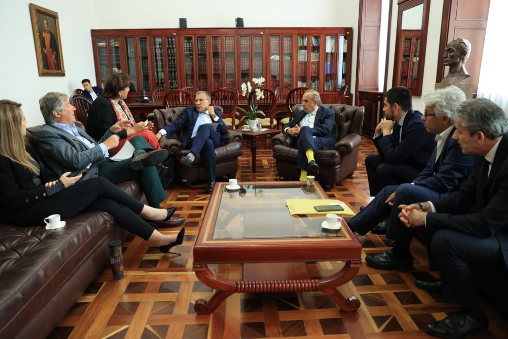 Mintransporte logró importantes avances para llevar un acuerdo al tribunal y dar viabilidad al proyecto de la doble calzada Mulaló – Loboguerrero Mintransporte logró importantes avances para llevar un acuerdo al tribunal y dar viabilidad al proyecto de la doble calzada Mulaló – Loboguerrero
