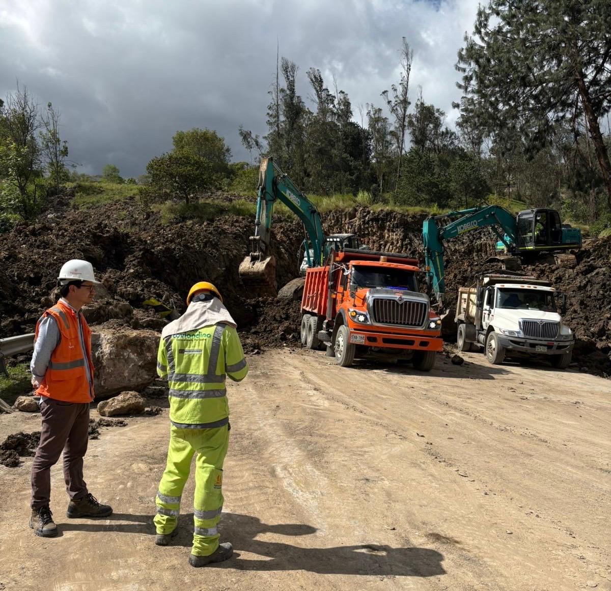 ANI y Coviandina adelantan actividades de mejoramiento del bypass que posibilitaría un paso alterno para vehículos livianos en el sitio del deslizamiento en la vía Bogotá–Villavicencio ANI y Coviandina adelantan actividades de mejoramiento del bypass que posibilitaría un paso alterno para vehículos livianos en el sitio del deslizamiento en la vía Bogotá–Villavicencio
